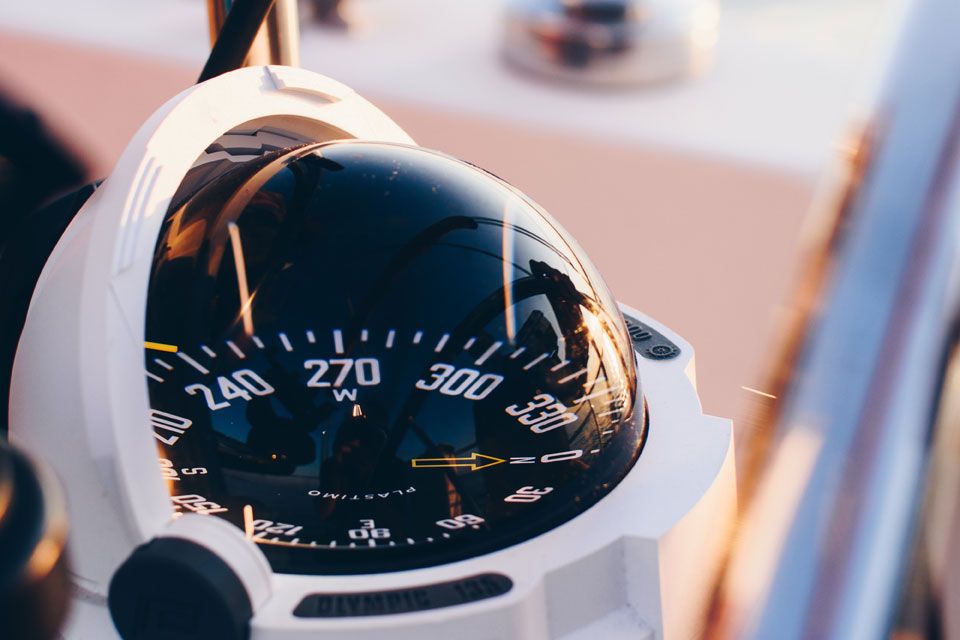 Der gelernte Koch und passionierte Segler Manuel Dierschke (Mitte) erklärt seiner "Crew", worauf es beim Kochen auf See ankommt. Foto © Rittelmann