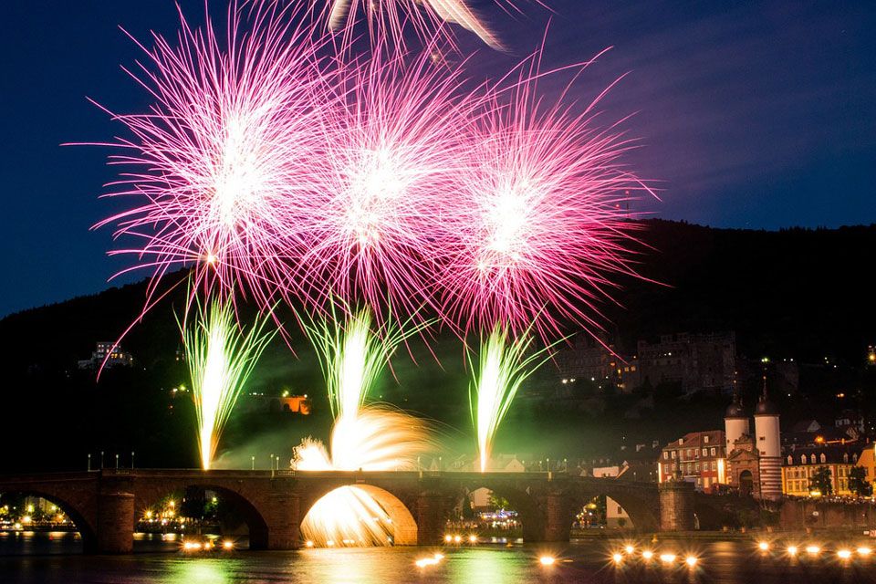 Der gelernte Koch und passionierte Segler Manuel Dierschke (Mitte) erklärt seiner "Crew", worauf es beim Kochen auf See ankommt. Foto © Rittelmann