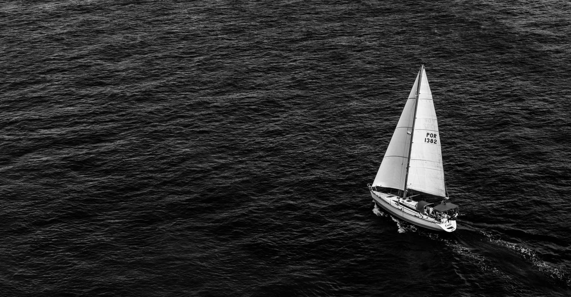 Der gelernte Koch und passionierte Segler Manuel Dierschke (Mitte) erklärt seiner "Crew", worauf es beim Kochen auf See ankommt. Foto © Rittelmann
